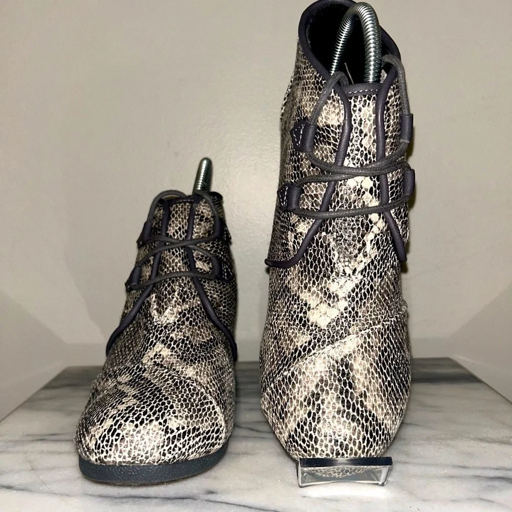 Tom’s Kala Gray & Black Faux Snakeskin Bootie Lace Up Wedges Animal Print 8.5